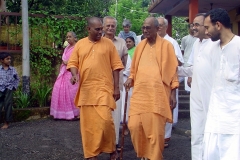 Swamiji with Ramani et al 003